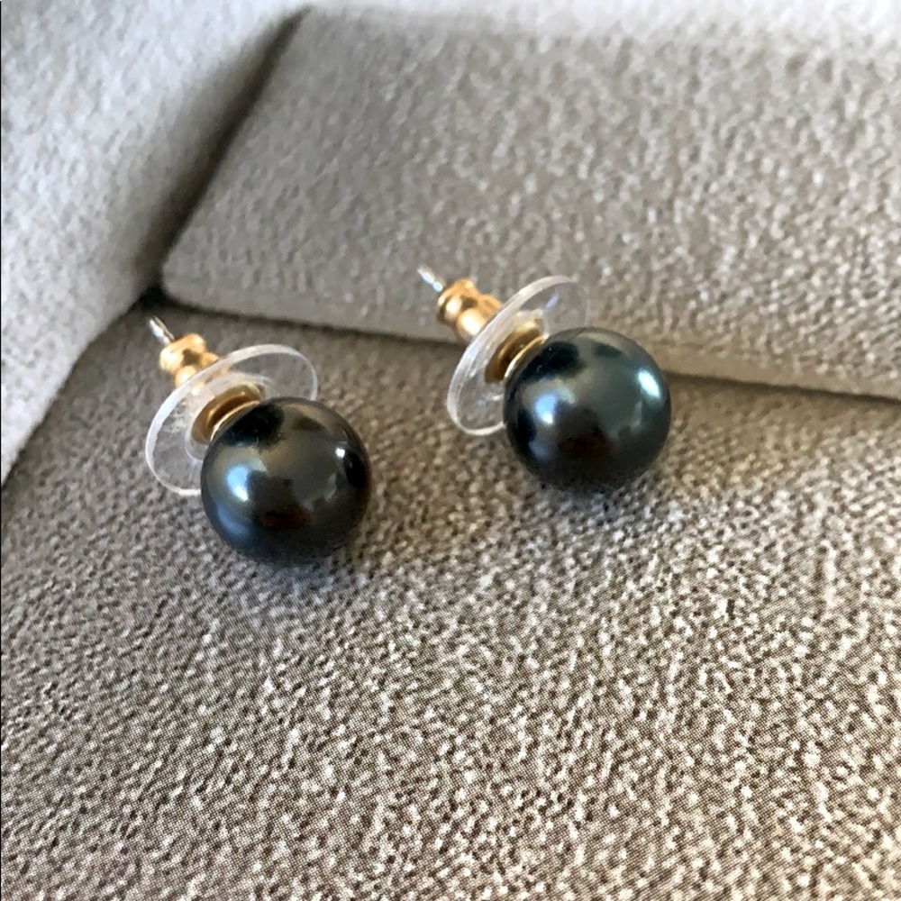 Joan Rivers stud olive pearl golden earrings